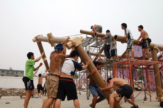 Workers in Chengdu, China, assemble the Hualin Temporary Elementary School, designed by the Japanese architect Shigeru Ban after the 2008 Sichuan earthquake. Image Courtesy of Forgemind ArchiMedia
