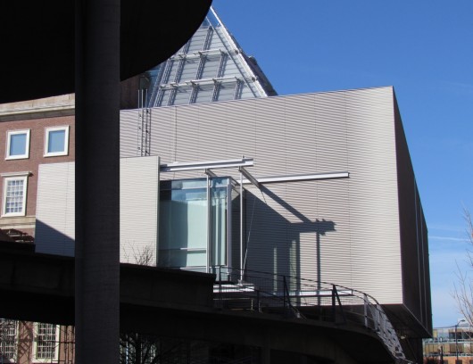 Piano's new wing for the Harvard Art Museums, with the curving ramp of Le Corbusier's Carpenter Center in the foreground. Image © Paul Clemence