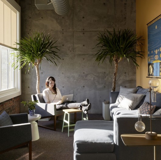 In keeping with present office trends, the Lumosity offices in San Francisco prizes lounge-like work environments, both informal and easy to personalize. Image Courtesy of Matthew Millman/Lumosity