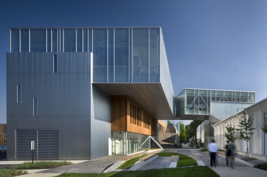 The Bertram and Judith Kohl Building / Westlake Reed Leskosky. Image © Nic Lehoux