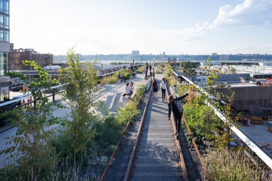 View looking west along one of the Rail Track Walks. Image © Iwan Baan, 2014 (Section 3)
