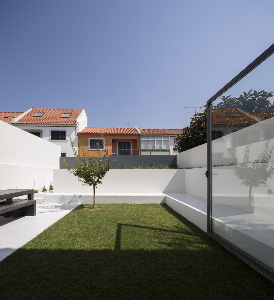544dd6c5e58eceb567000360_casa-no-restelo