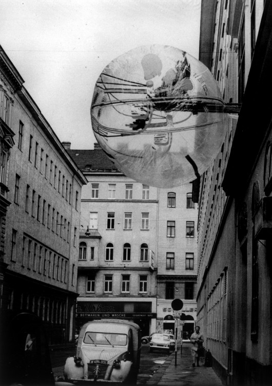 Haus-Rucker-Co, Ballon für Zwei, Apollogasse, Wien, 1967. Image © Haus-Rucker-Co, Gerald Zugmann