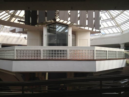 Inside the now abandoned White Flint Mall. Image © Flikr CC License / Mike Kalasnik