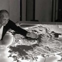 Sérgio Bernardes apresentando Plano para o Rio de Janeiro. Image Courtesy of Vitruvius, Via ArchDaily Brazil