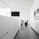 Layers of White / Pitsou Kedem Architects Layers of White / Pitsou Kedem Architects © Amit Geron