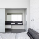 Layers of White / Pitsou Kedem Architects Layers of White / Pitsou Kedem Architects © Amit Geron