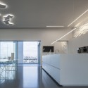 Layers of White / Pitsou Kedem Architects Layers of White / Pitsou Kedem Architects © Amit Geron