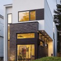 The Linear House / Green Dot Architects © Tom Arban