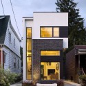 The Linear House / Green Dot Architects © Tom Arban