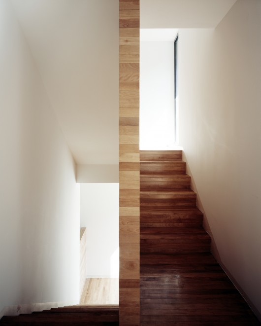 Slit House / AZL architects. Image © Nacasa & Partners