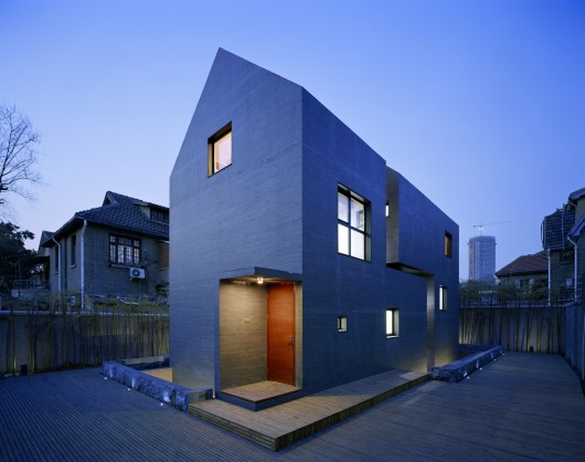 Slit House / AZL architects. Image © Nacasa & Partners