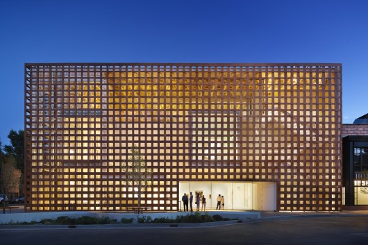 Aspen Art Museum (Aspen, CO) Shigeru Ban Architects. Image © Michael Moran/OTTO