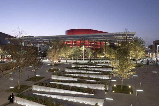 The Margot and Bill Winspear Opera House. Image © Nigel Young / Foster + Partners