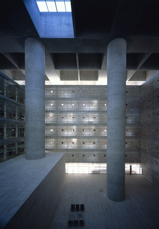 The transluscent glow of the thin alabaster wall of the northern offices. Image © Estudio Arquitectura Campo Baeza