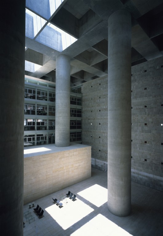 Minimal furnishings avoid distrating from the stark barenness of the concrete. Image © Estudio Arquitectura Campo Baeza
