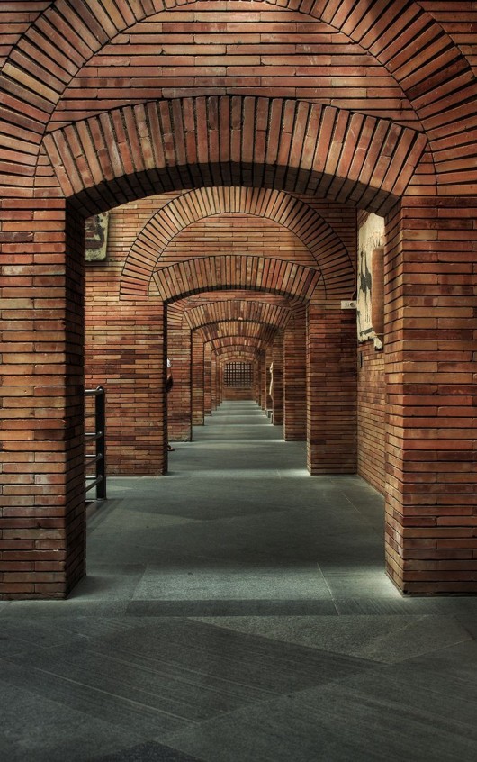 Segmented and relieving arches work in visual and structural harmony. Image © Flickr user Guzman Lozano