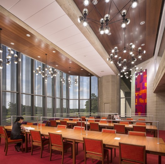 Claire T. Carney Library Addition & Renovation / designLAB architects with Austin Architects. Image © Jonathan Hillyer