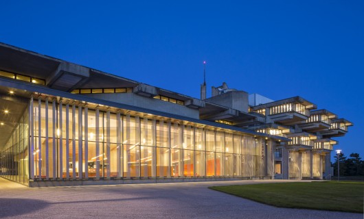 Claire T. Carney Library Addition & Renovation / designLAB architects with Austin Architects. Image © Jonathan Hillyer