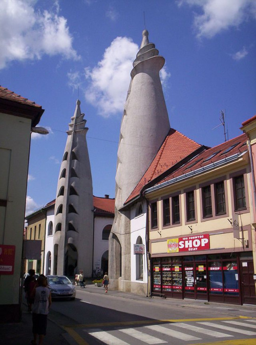 Cultural Centre by Makovecz in Szigetvár (1985). Image Image via Wikipedia