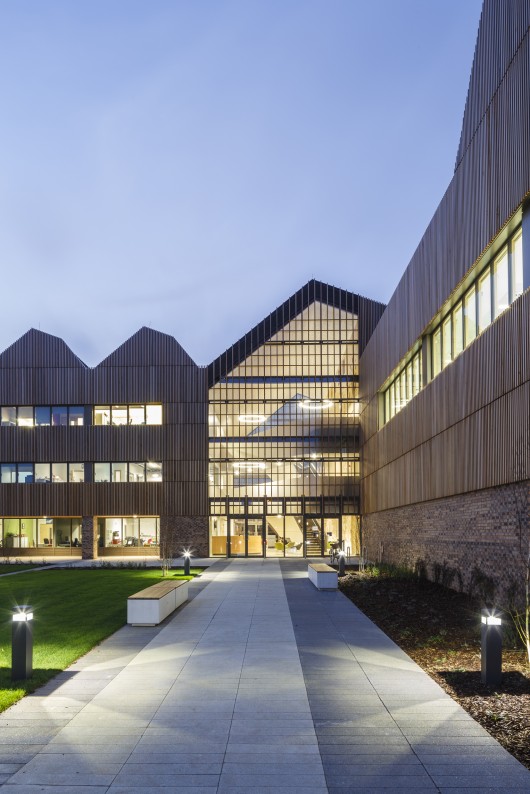 Bob Champion Research and Education Building, Norwich / Hawkins Brown Architects. Image © Gareth Gardner