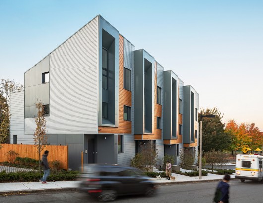 E+ Highland Street Townhouses / Interface Studio Architects and Urbanica Design. Image © Sam Oberter