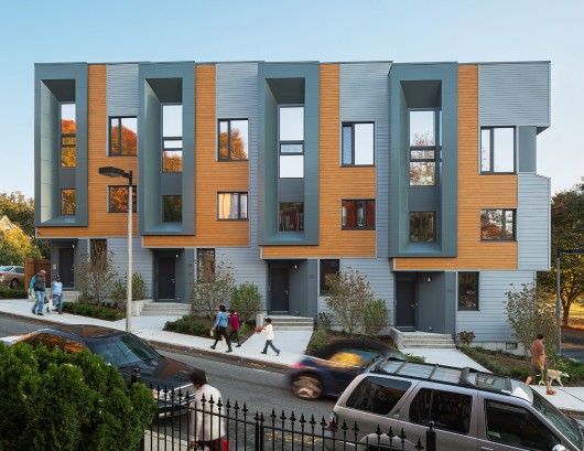 E+ Highland Street Townhouses / Interface Studio Architects and Urbanica Design. Image © Sam Oberter