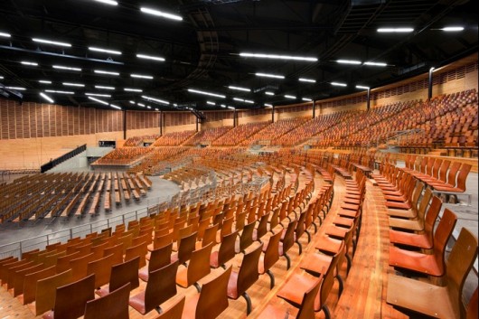 A large truss system carries the weight of the roof and removes all obstructions from the auditorium. Image Courtesy of Bernard Tschumi Architects