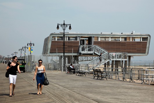 New York City Beachfront Restoration / Garrison Architects. Image Courtesy of TAKTL