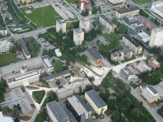 5567b486e58ececc6c0000bc_promenada-enota_enota_promenada_21_-photo_-_branko___nik_navr_-nik-_aerial_view-530x397.jpg