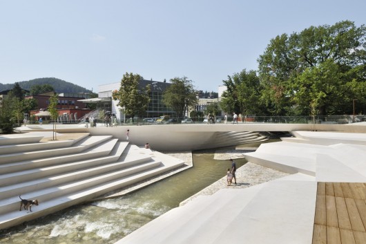 5567b756e58ecebd7a0000b5_promenada-enota_portada_enota_promenada_09_river_amphitheatre-530x353.jpg