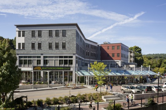Co-op Plaza Redevelopment / Gossens Bachman Architects. Image © Peter Mausss/Esto