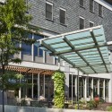 Co-op Plaza Redevelopment / Gossens Bachman Architects. Image © Peter Mausss/Esto