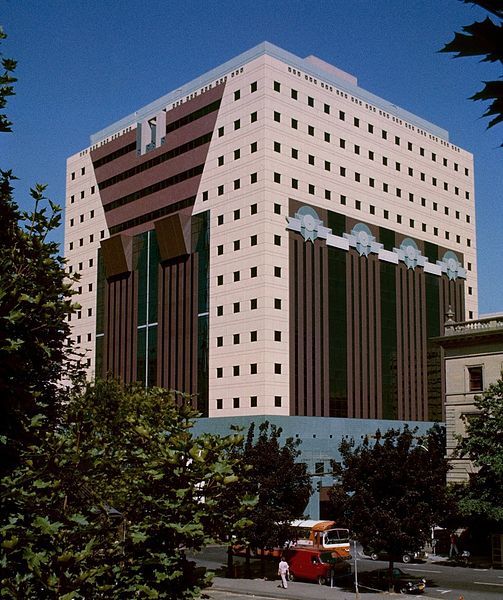 http://www.archdaily.com/407522/ad-classics-the-portland-building-michael-graves/. Image © Wikimedia user Steve Morgan