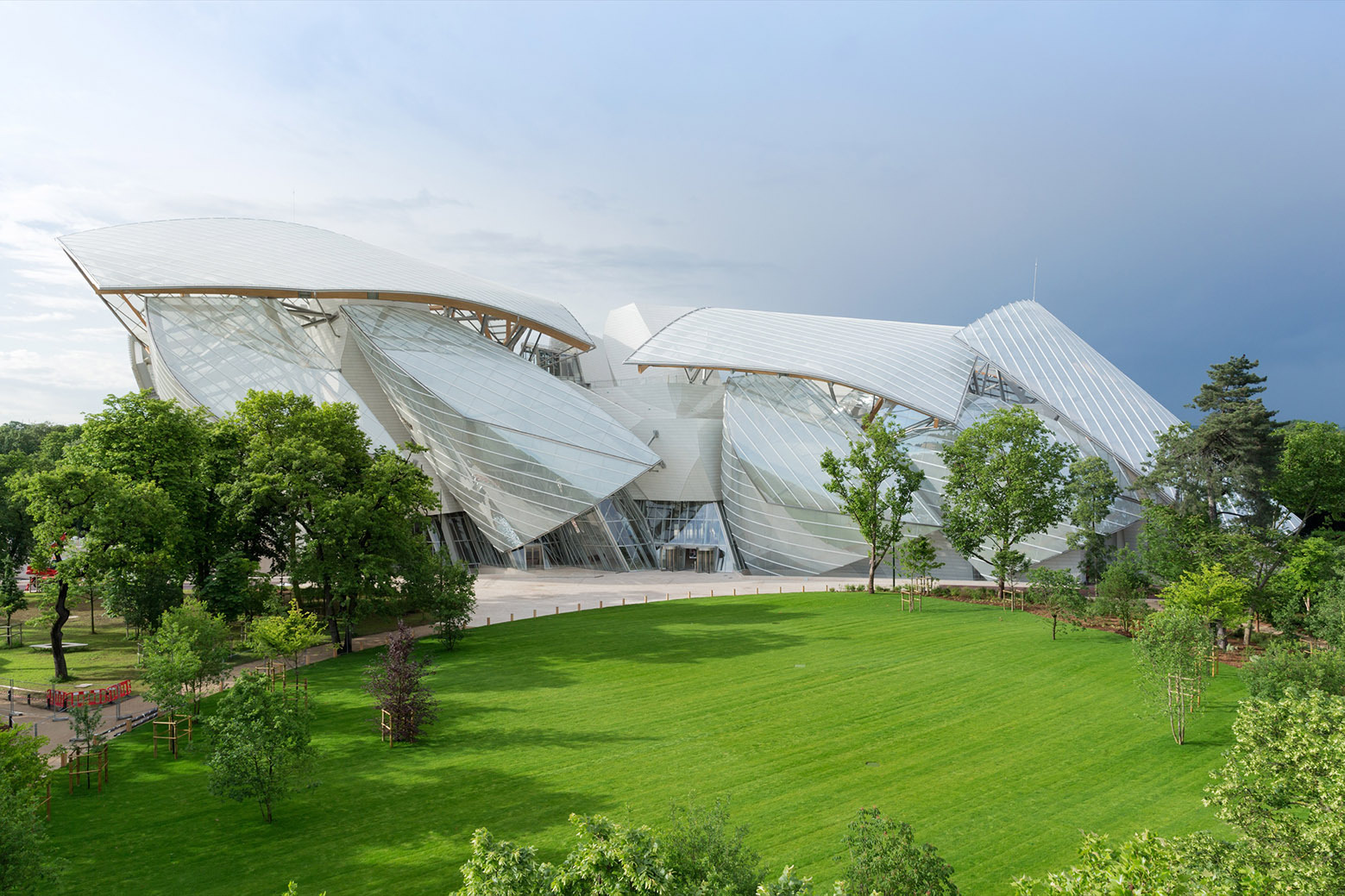 5437471cc07a80f87c0000a1_fondation-louis-vuitton-gehry-partners_11-_iwan_baan_for_fondation_louis_vuitton_-iwan_baan_2014.jpg